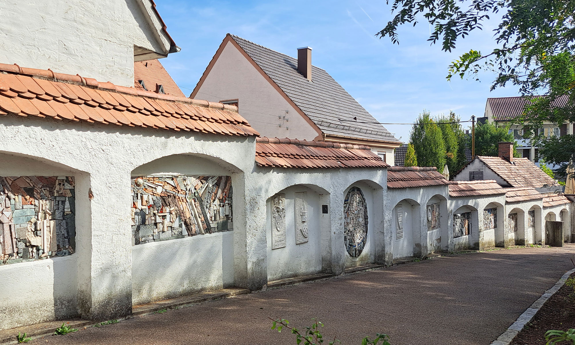 Die Wertinger Stadtmauer mit einem stadtgeschichtlichen Mosaik des Künstlers Leo Schmitt. Foto: Alexandra Fiebig