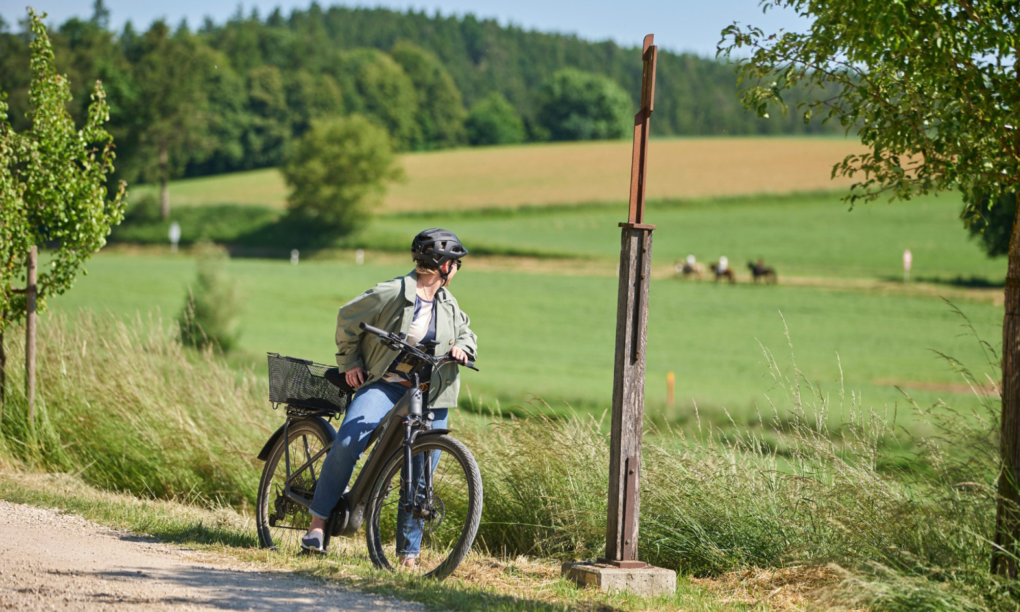 Verena Beese steht mit dem Fahrrad an der Birnbaumallee zwischen Possenried und Hohenreichen.